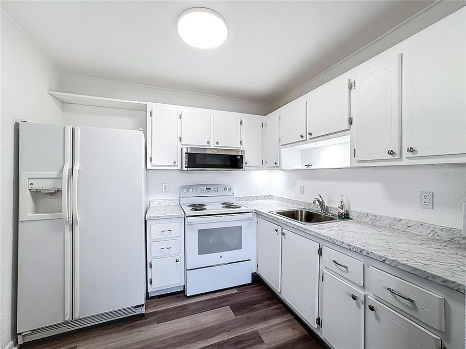 For Sale: $98,000 (1 beds, 1 baths, 800 Square Feet)