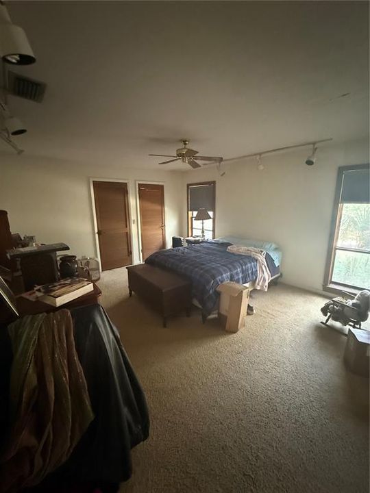 Activo con contrato: $199,900 (4 camas, 3 baños, 2593 Pies cuadrados)