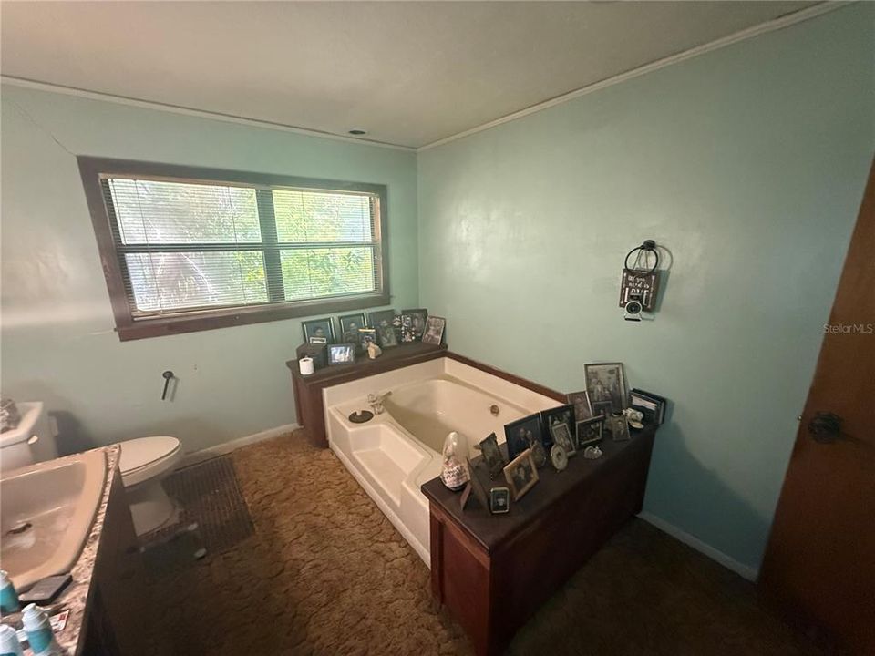 Activo con contrato: $199,900 (4 camas, 3 baños, 2593 Pies cuadrados)