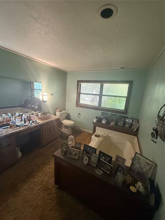 Activo con contrato: $199,900 (4 camas, 3 baños, 2593 Pies cuadrados)