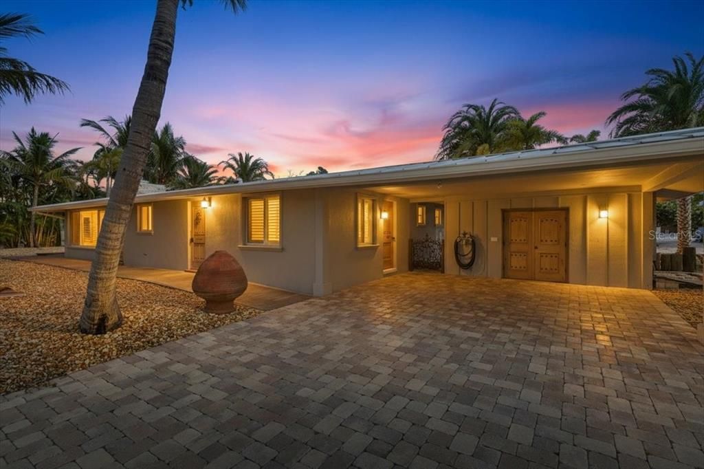 For Sale: $1,050,000 (2 beds, 2 baths, 1346 Square Feet)