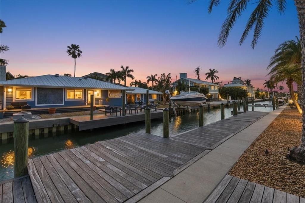 For Sale: $1,050,000 (2 beds, 2 baths, 1346 Square Feet)