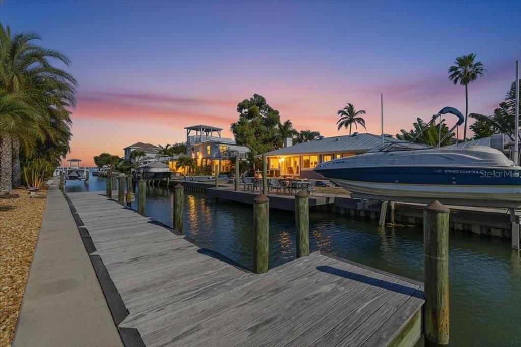 For Sale: $1,050,000 (2 beds, 2 baths, 1346 Square Feet)