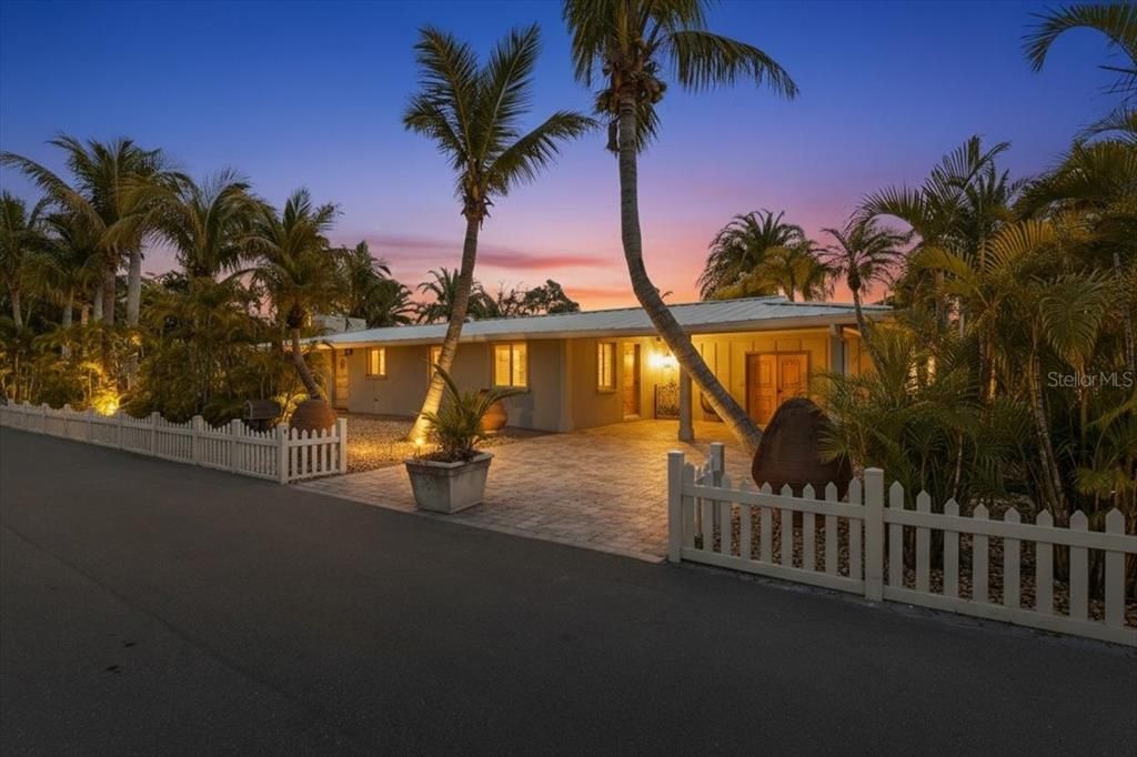 For Sale: $1,050,000 (2 beds, 2 baths, 1346 Square Feet)