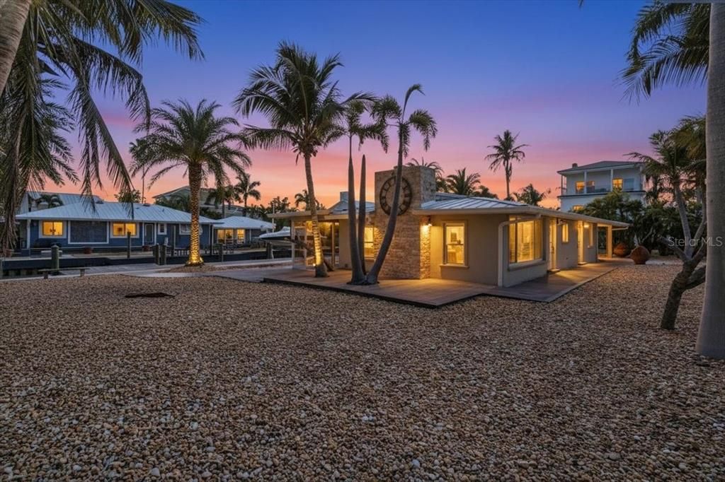 For Sale: $1,050,000 (2 beds, 2 baths, 1346 Square Feet)
