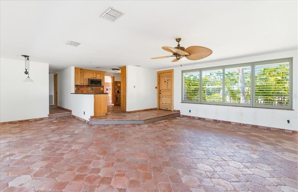 For Sale: $1,050,000 (2 beds, 2 baths, 1346 Square Feet)