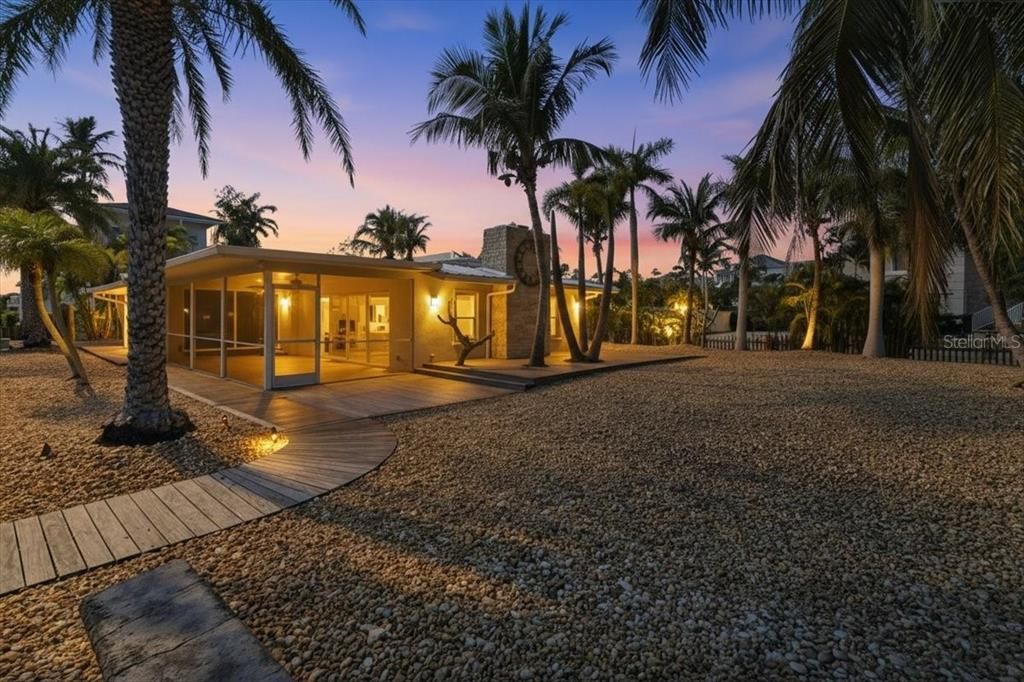 For Sale: $1,050,000 (2 beds, 2 baths, 1346 Square Feet)