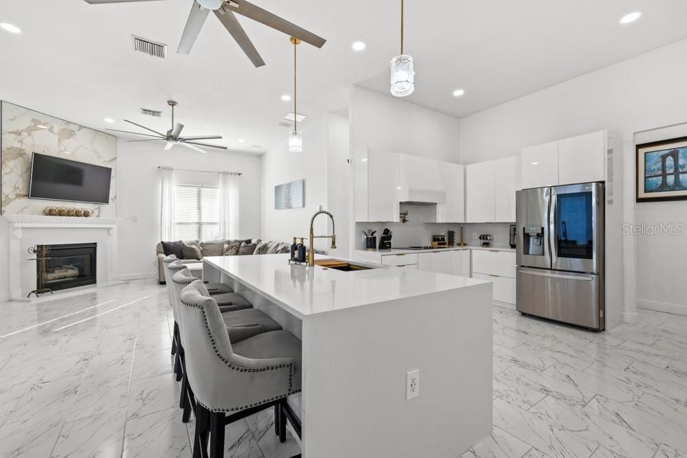 Activo con contrato: $849,000 (4 camas, 3 baños, 2737 Pies cuadrados)