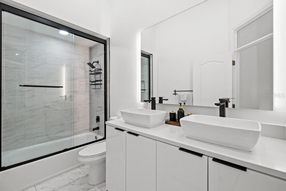 Activo con contrato: $849,000 (4 camas, 3 baños, 2737 Pies cuadrados)