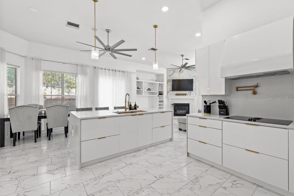 Activo con contrato: $849,000 (4 camas, 3 baños, 2737 Pies cuadrados)