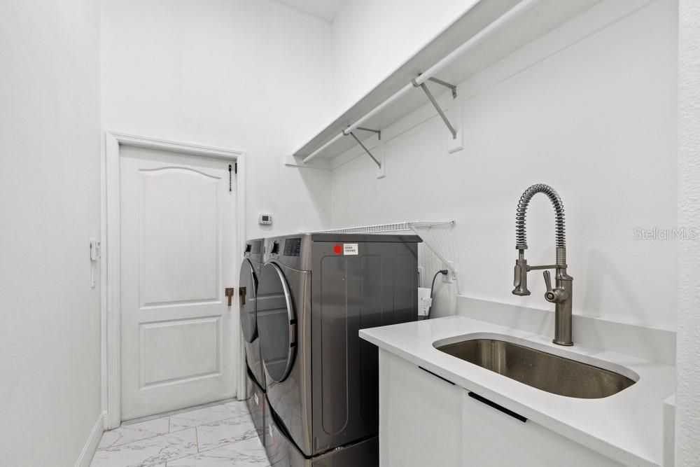 Activo con contrato: $849,000 (4 camas, 3 baños, 2737 Pies cuadrados)