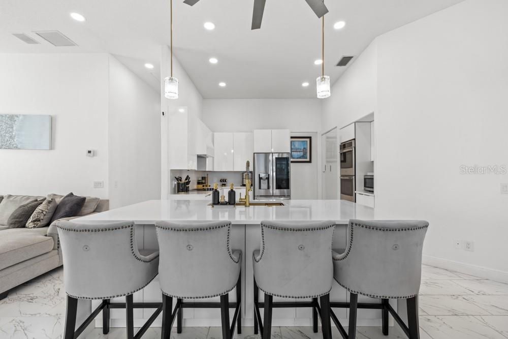 Activo con contrato: $849,000 (4 camas, 3 baños, 2737 Pies cuadrados)