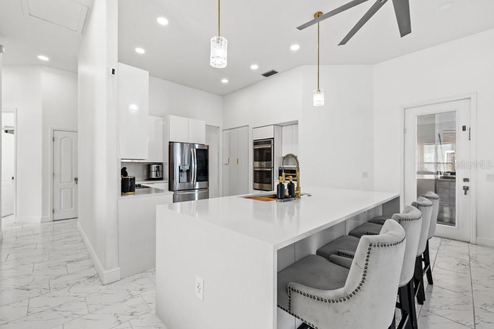 Activo con contrato: $849,000 (4 camas, 3 baños, 2737 Pies cuadrados)