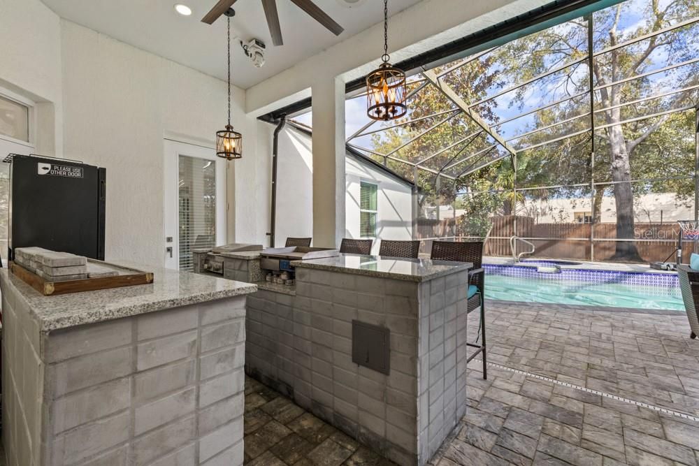 Activo con contrato: $849,000 (4 camas, 3 baños, 2737 Pies cuadrados)