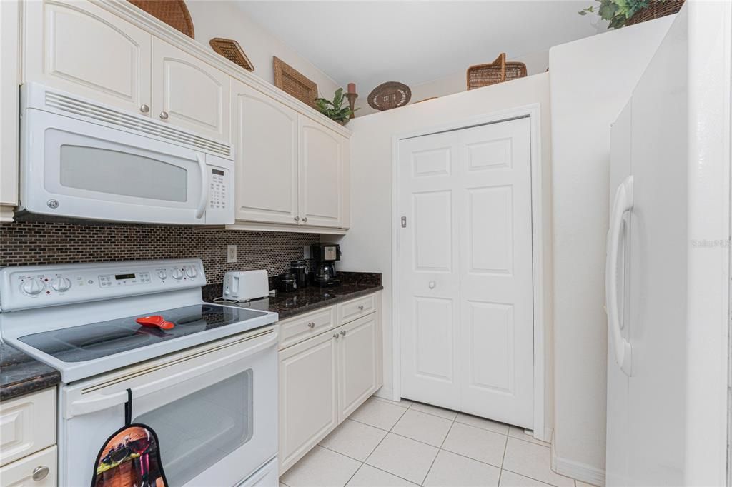 Active With Contract: $199,900 (3 beds, 2 baths, 1525 Square Feet)