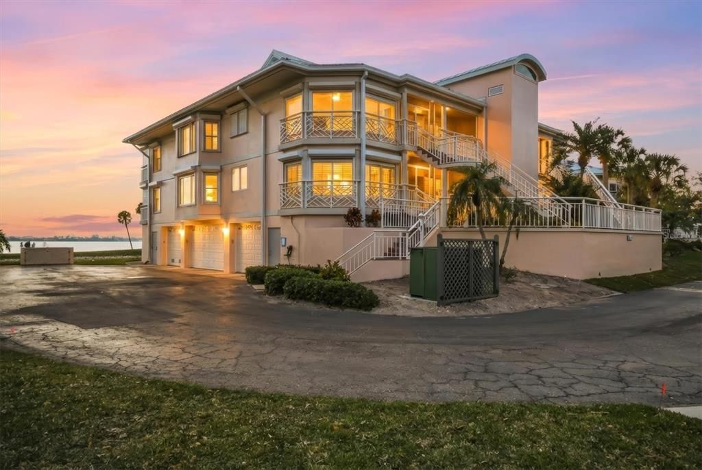 For Sale: $1,495,000 (3 beds, 3 baths, 2103 Square Feet)