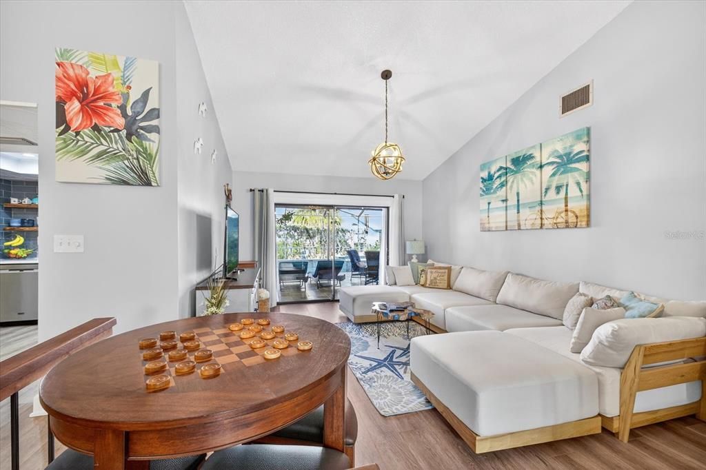Activo con contrato: $545,000 (3 camas, 2 baños, 2164 Pies cuadrados)