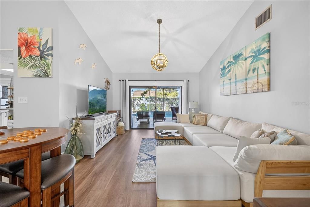 Activo con contrato: $545,000 (3 camas, 2 baños, 2164 Pies cuadrados)