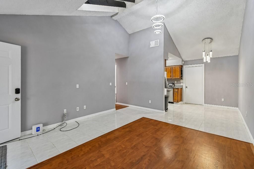 Active With Contract: $164,900 (2 beds, 2 baths, 938 Square Feet)