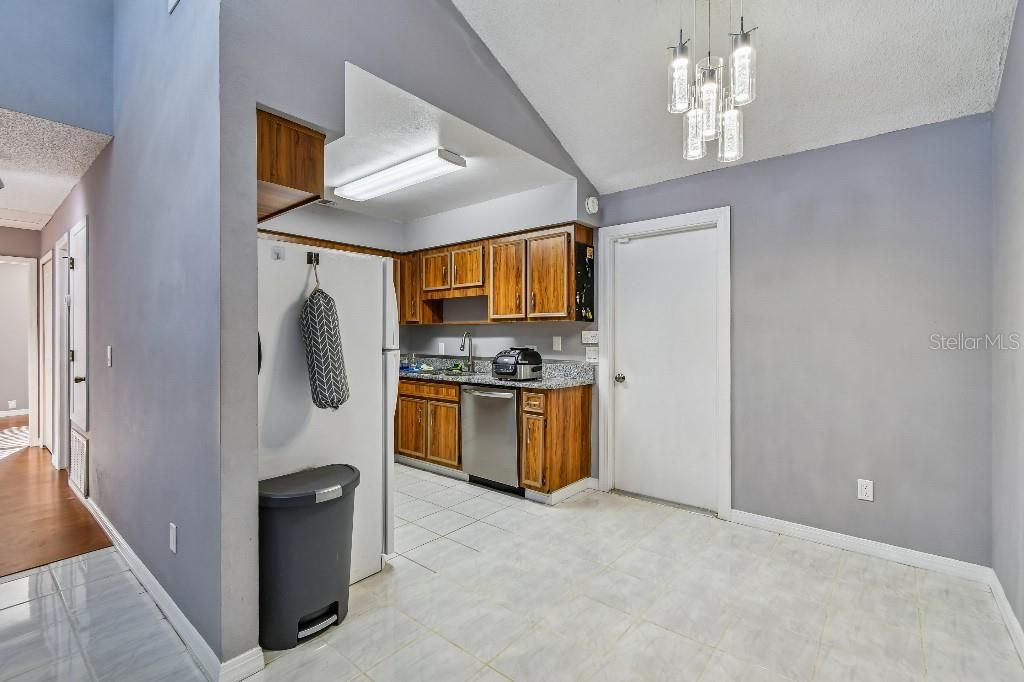 Active With Contract: $164,900 (2 beds, 2 baths, 938 Square Feet)