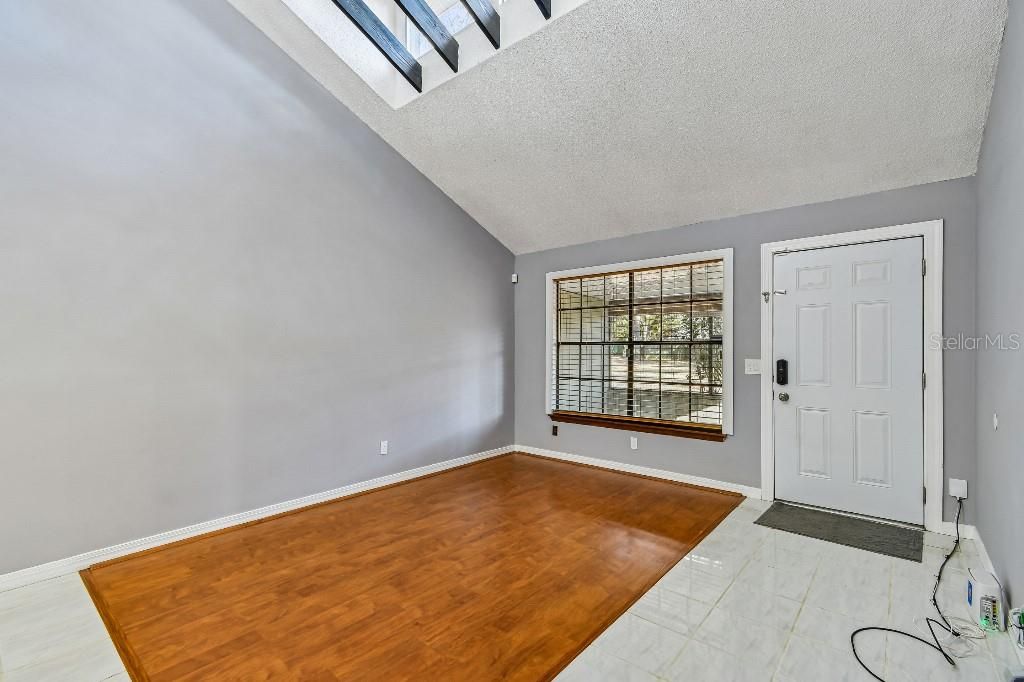 Active With Contract: $164,900 (2 beds, 2 baths, 938 Square Feet)