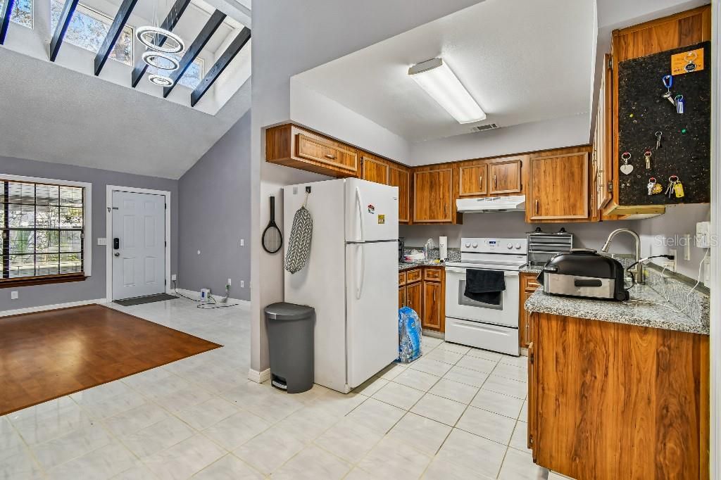 Active With Contract: $164,900 (2 beds, 2 baths, 938 Square Feet)