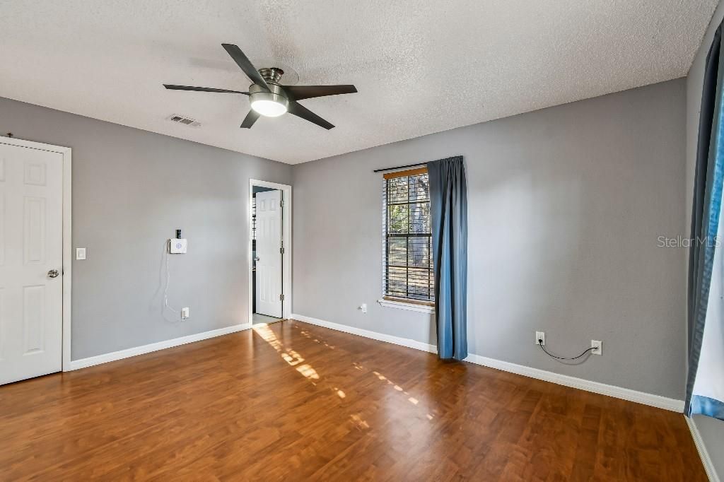 Active With Contract: $164,900 (2 beds, 2 baths, 938 Square Feet)