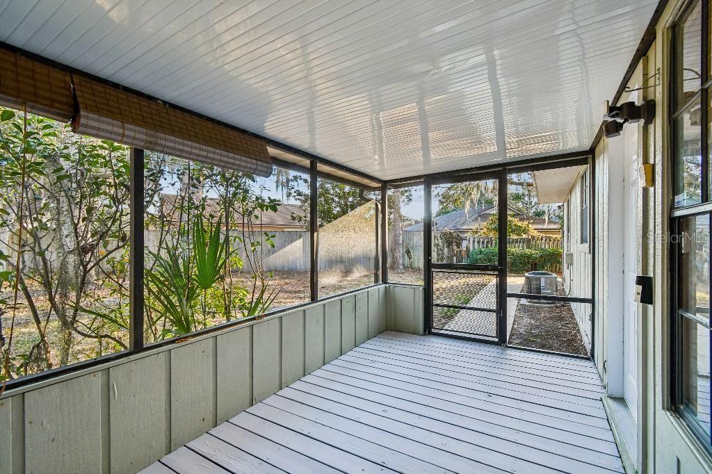 Active With Contract: $164,900 (2 beds, 2 baths, 938 Square Feet)