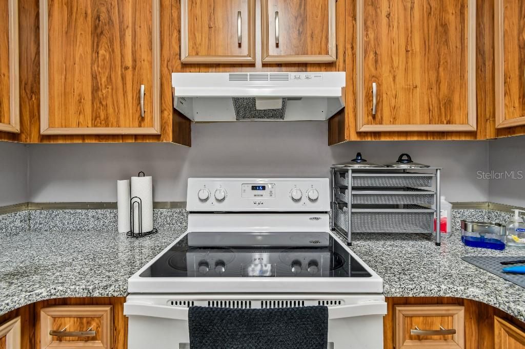 Active With Contract: $164,900 (2 beds, 2 baths, 938 Square Feet)
