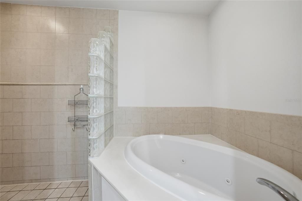 Activo con contrato: $339,900 (3 camas, 2 baños, 1586 Pies cuadrados)