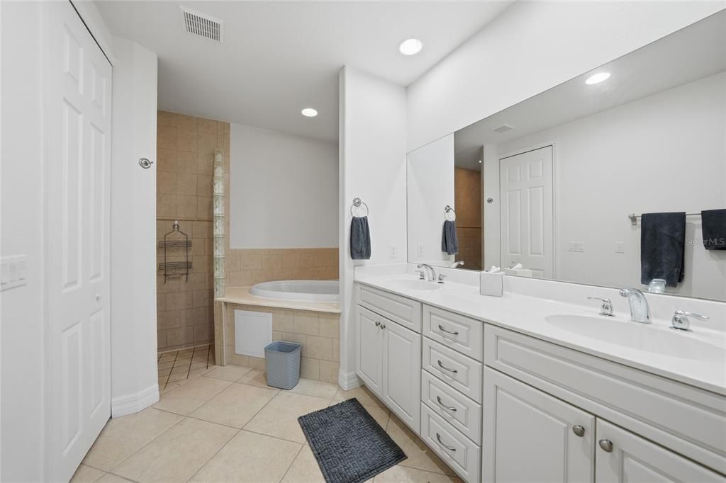 Activo con contrato: $339,900 (3 camas, 2 baños, 1586 Pies cuadrados)