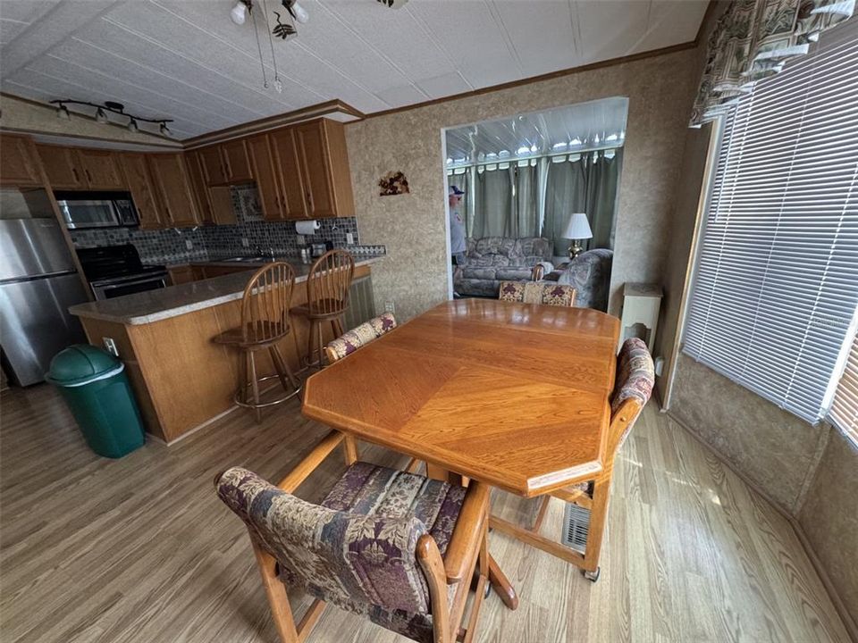 For Sale: $115,000 (2 beds, 2 baths, 856 Square Feet)