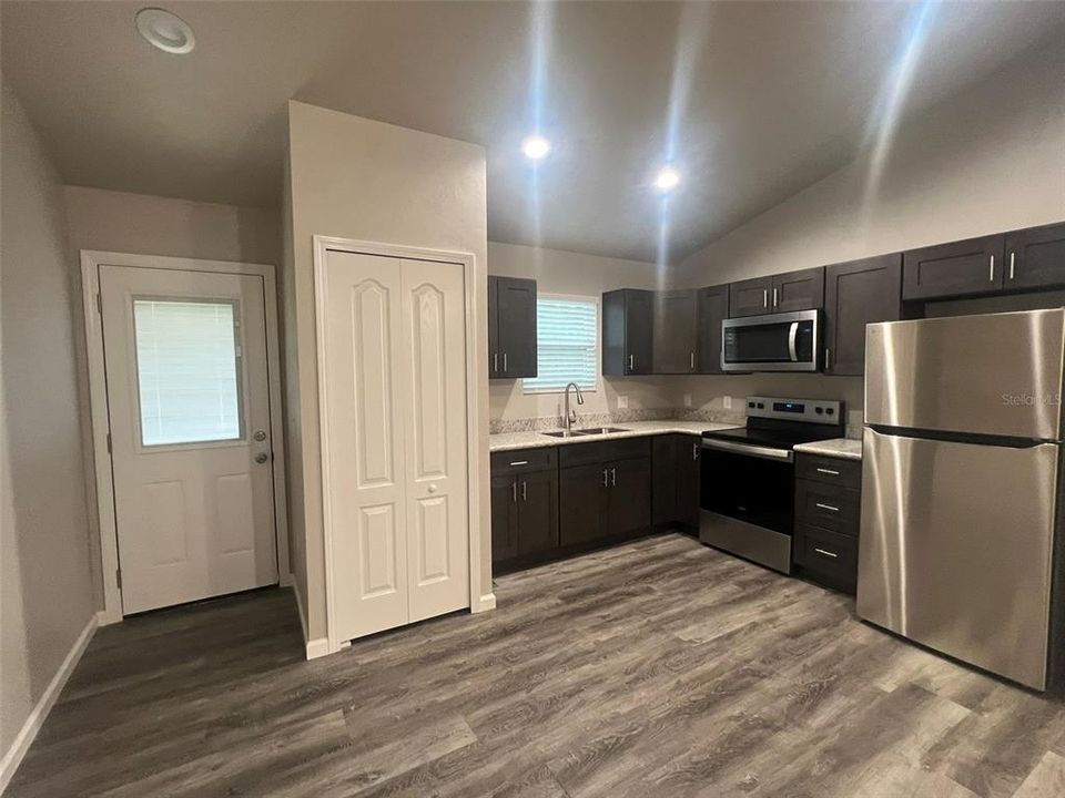 В аренду: $1,375 (2 спален, 1 ванн, 800 Квадратных фут)