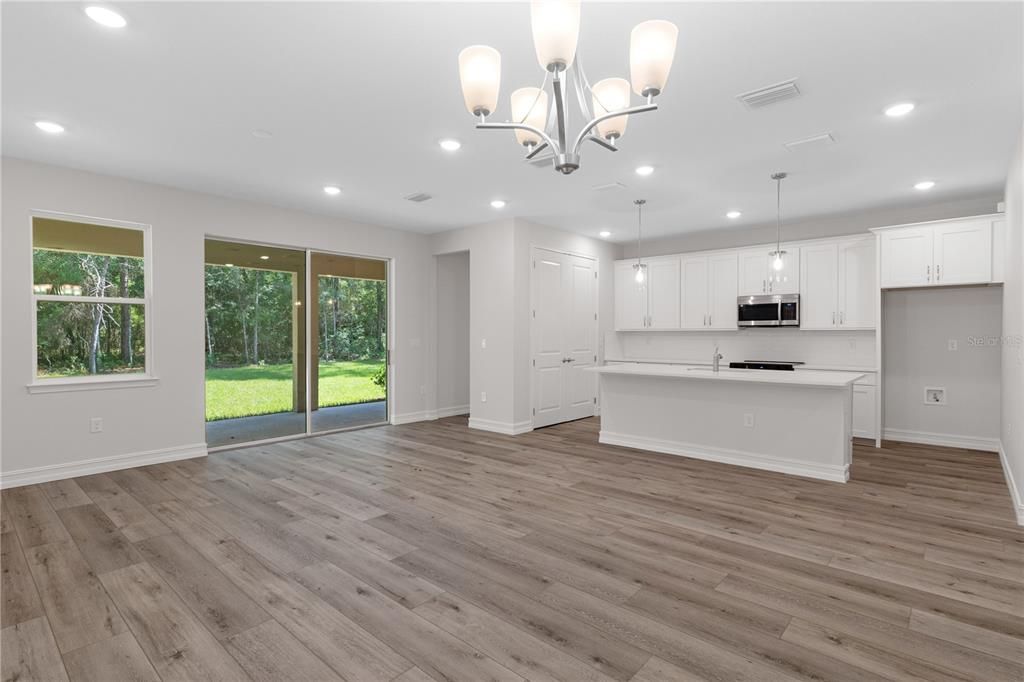 Activo con contrato: $399,500 (4 camas, 2 baños, 1903 Pies cuadrados)