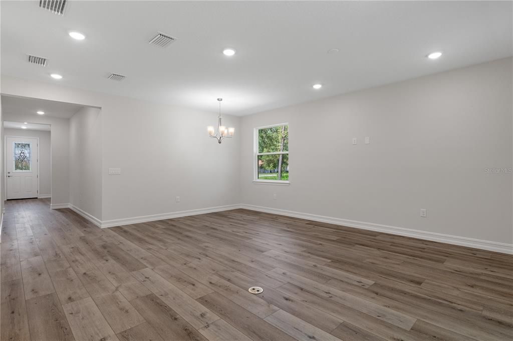 Activo con contrato: $399,500 (4 camas, 2 baños, 1903 Pies cuadrados)