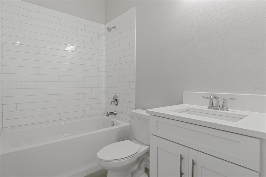 Activo con contrato: $399,500 (4 camas, 2 baños, 1903 Pies cuadrados)