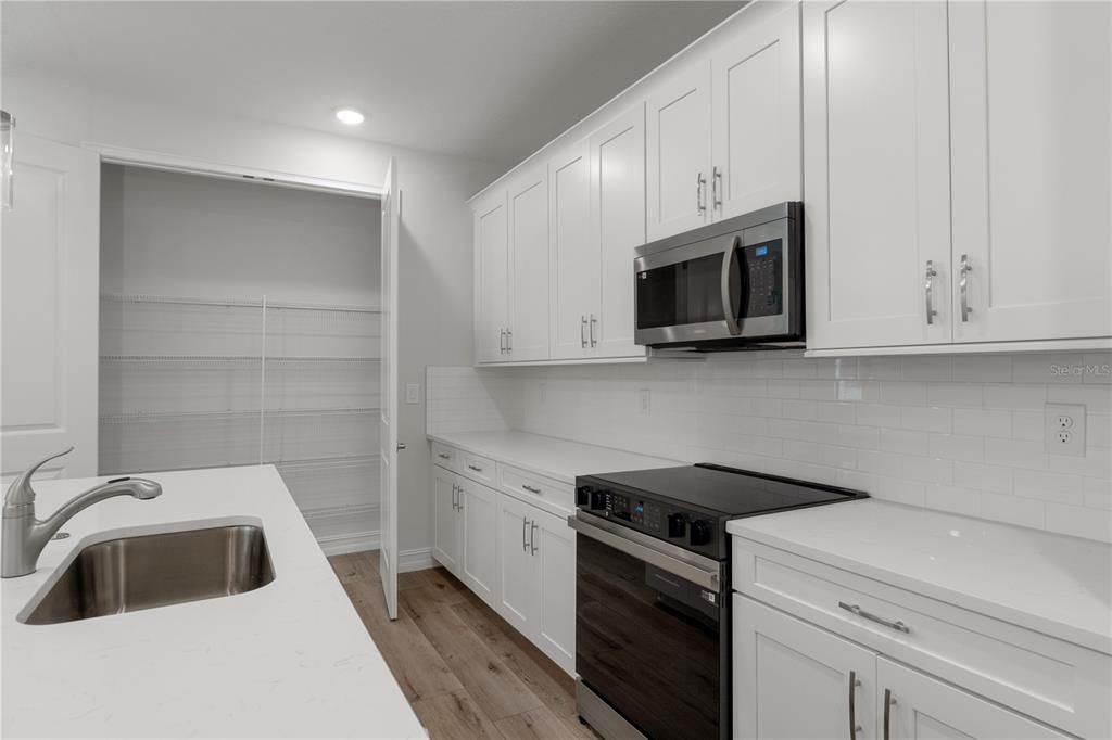 Activo con contrato: $399,500 (4 camas, 2 baños, 1903 Pies cuadrados)