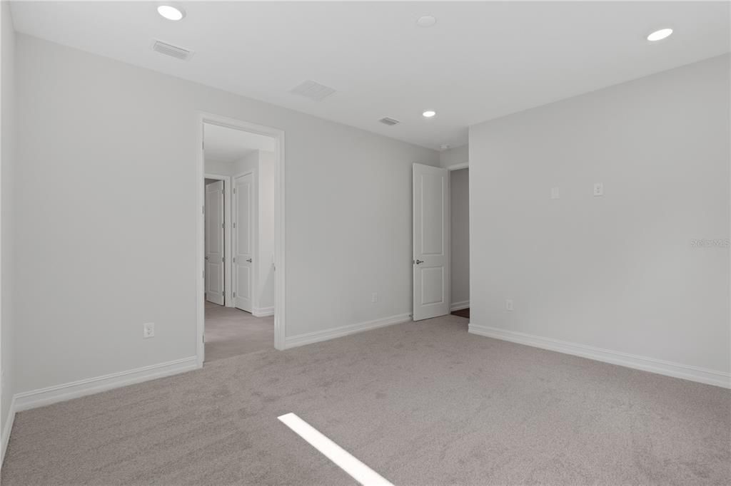 Activo con contrato: $399,500 (4 camas, 2 baños, 1903 Pies cuadrados)