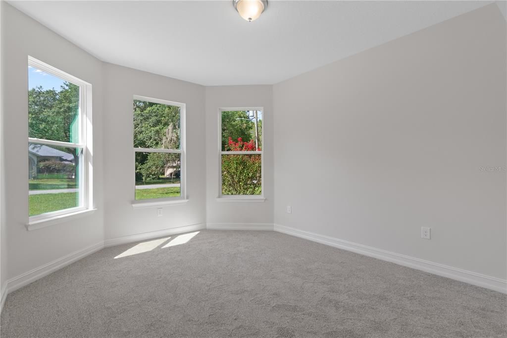 Activo con contrato: $399,500 (4 camas, 2 baños, 1903 Pies cuadrados)
