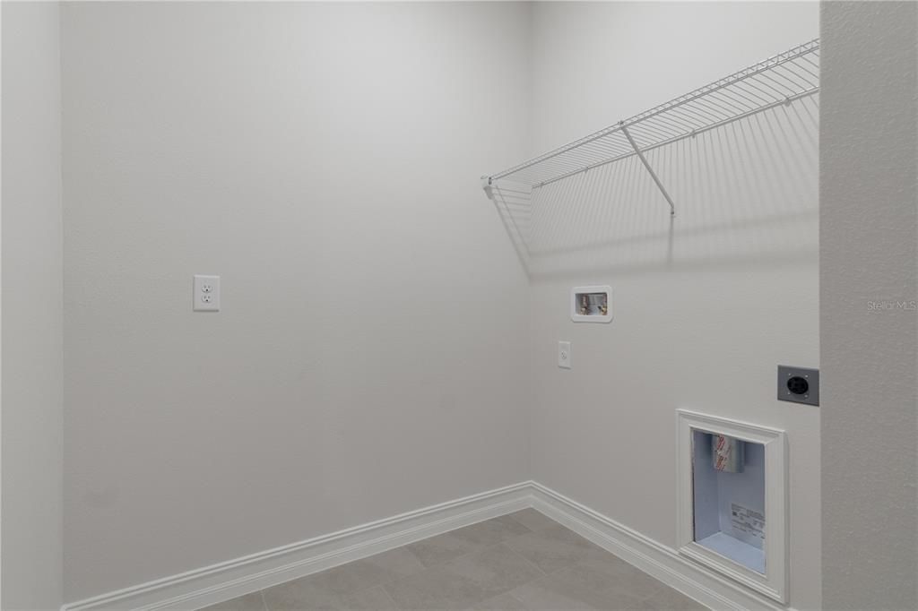Activo con contrato: $399,500 (4 camas, 2 baños, 1903 Pies cuadrados)