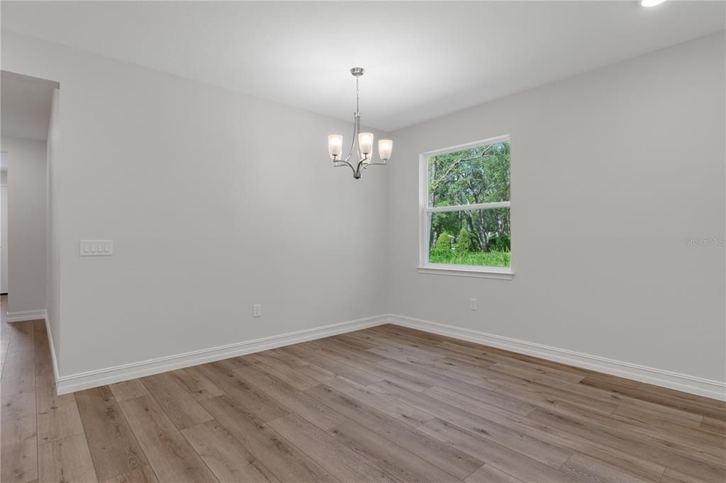 Activo con contrato: $399,500 (4 camas, 2 baños, 1903 Pies cuadrados)