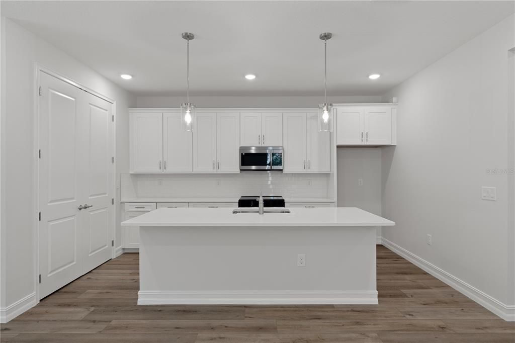 Activo con contrato: $399,500 (4 camas, 2 baños, 1903 Pies cuadrados)