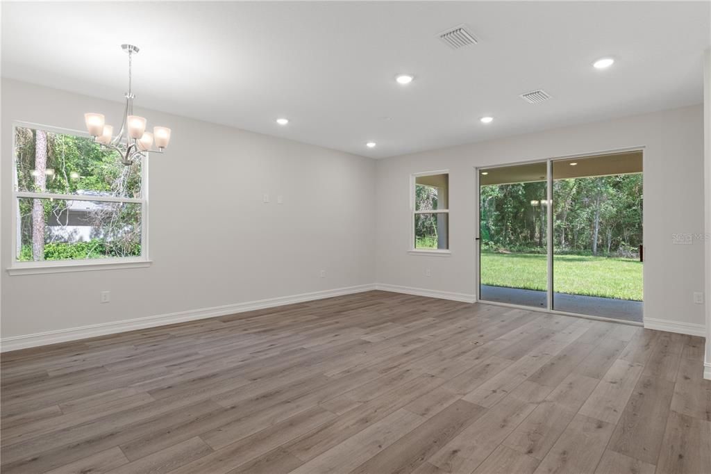 Activo con contrato: $399,500 (4 camas, 2 baños, 1903 Pies cuadrados)