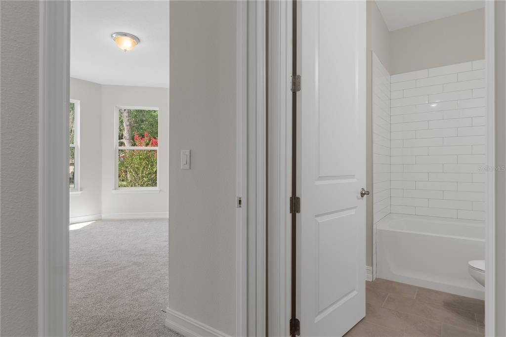 Activo con contrato: $399,500 (4 camas, 2 baños, 1903 Pies cuadrados)