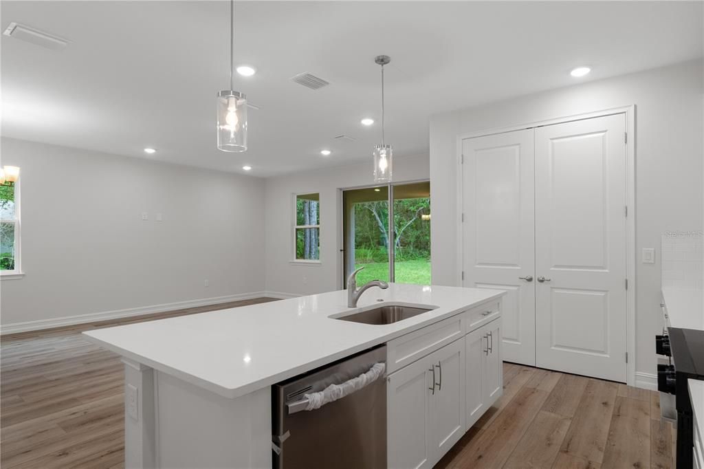 Activo con contrato: $399,500 (4 camas, 2 baños, 1903 Pies cuadrados)