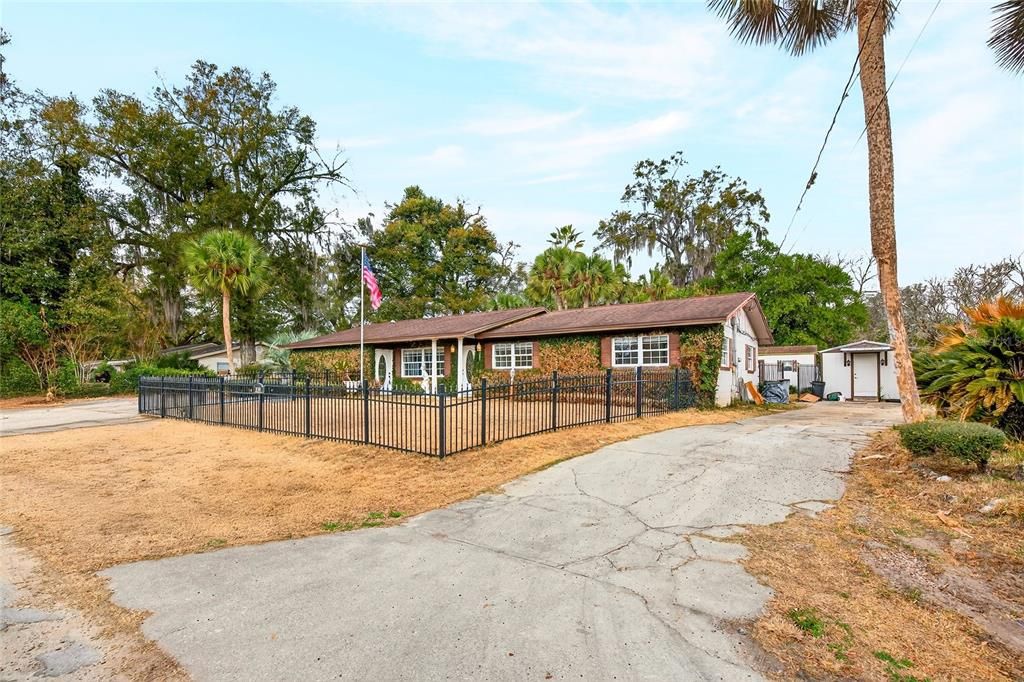 Vendido Recientemente: $299,900 (3 camas, 2 baños, 2108 Pies cuadrados)