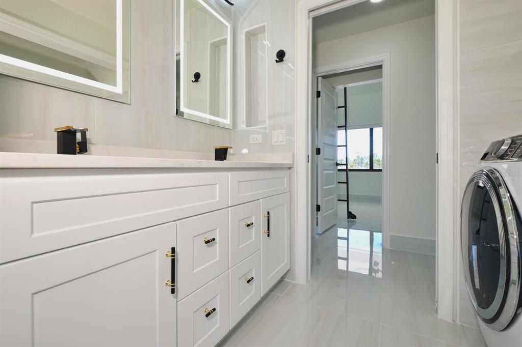 For Sale: $899,900 (3 beds, 3 baths, 1600 Square Feet)