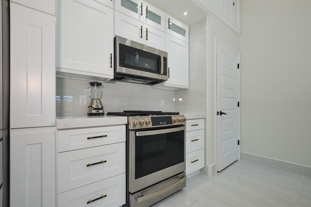 For Sale: $899,900 (3 beds, 3 baths, 1600 Square Feet)