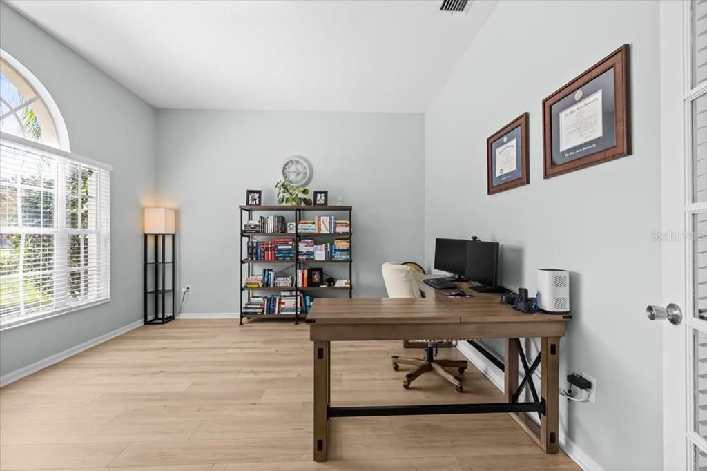 Activo con contrato: $525,000 (4 camas, 2 baños, 2210 Pies cuadrados)
