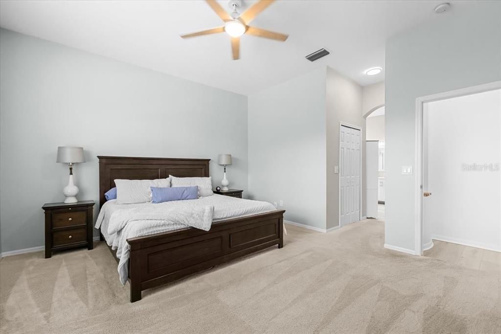 Activo con contrato: $525,000 (4 camas, 2 baños, 2210 Pies cuadrados)